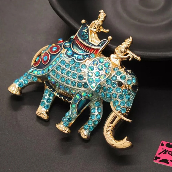 Beautiful Elephant & Antique Carriage Design Charm Crystal Goldtoned Brooch - Picture 2 of 3